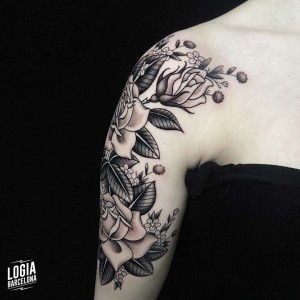 tatuaje_hombro_flores_logiabarcelona_laia_desole